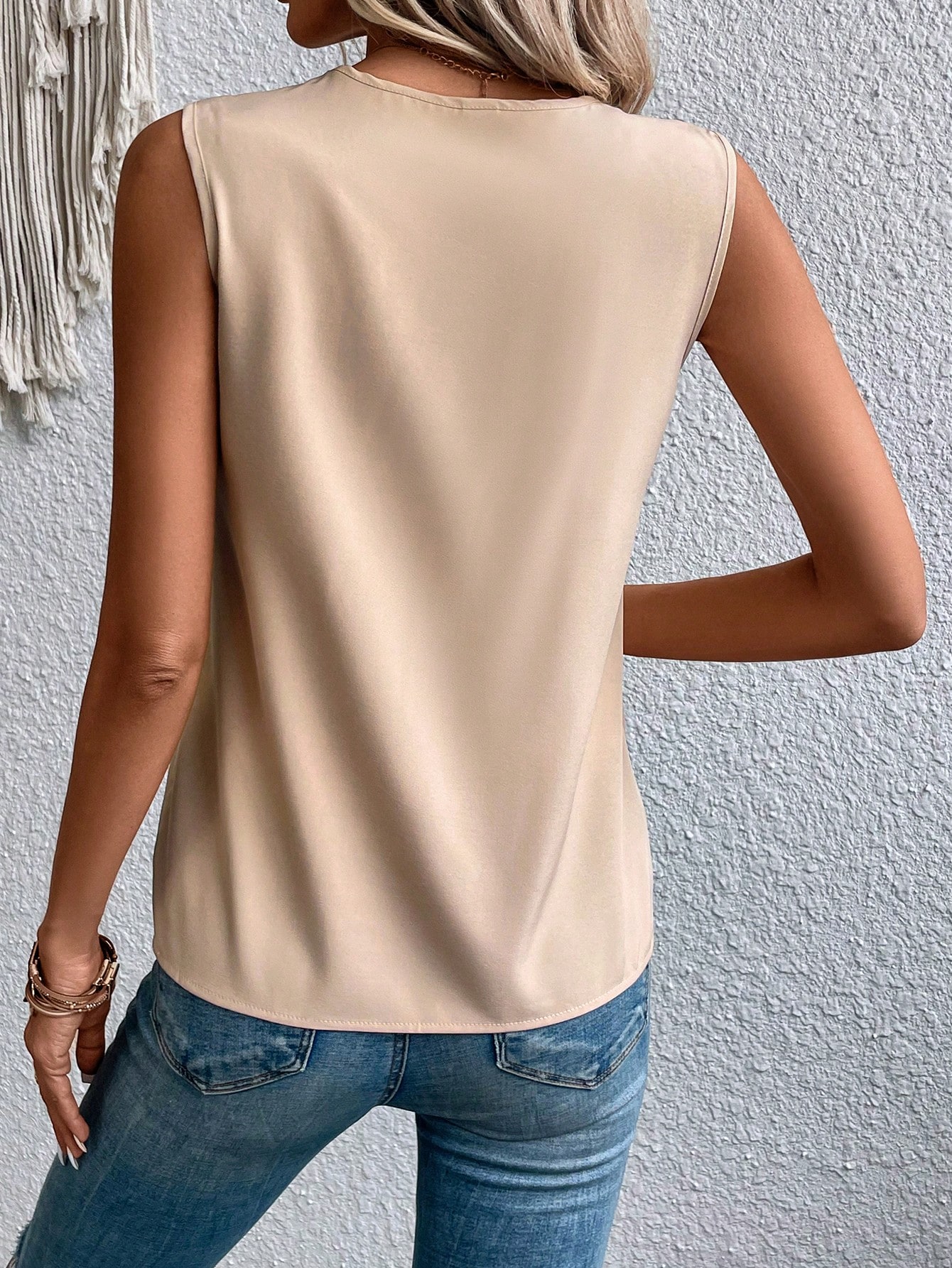 SHEIN Clasi Contrast Panel V Neck Sleeveless Blouse SHEIN EUR main 1